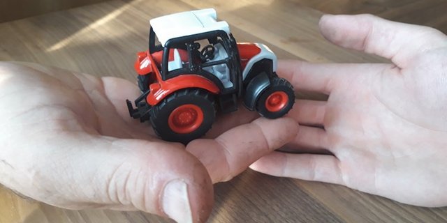 Bevor der Hof mit allem Drum und Dran übergeben wird, müssen die Beteiligten viel reden. (Bild Renate Hurni)