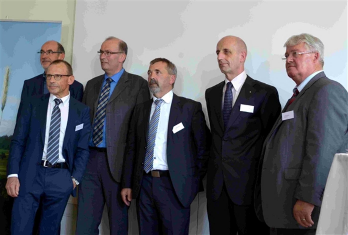 Gruppenfoto nach dem Milchgipfel: Jacques Bourgeois (SBV-Direktor), Ernst Landolt (Regierungsrat Schaffhausen, Moderator), SBV-Präsident Markus Ritter, SMP-Präsident Hanspeter Kern, BLW-Vizedirektor Dominique Kohli und BOM-Präsident Markus Zemp. (Bild hja) 