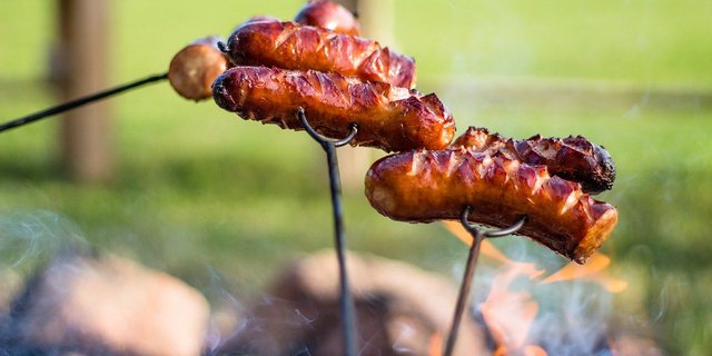 Rund die Hälfte des pro Jahr gegessenen Fleisches essen Schweizerinnen und Schweizer ausser Haus. Damit sind etwa Restaurants gemeint – auch wenn draussen Bräteln ja auch irgendwie «ausser Haus» ist.  (Bild Pixabay)