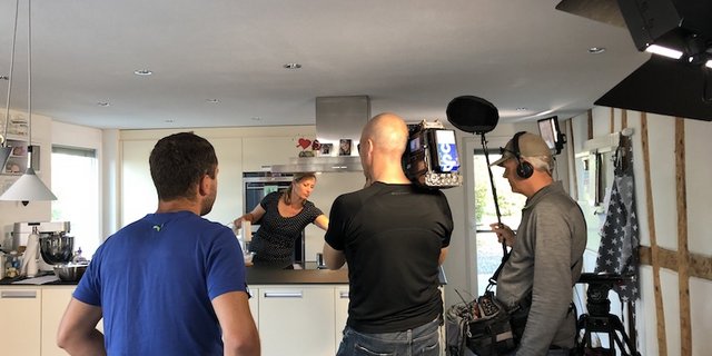 Diese Herren werden Sie in der Sendung nicht zu sehen kriegen (v. l. n. r.): Lukas Zumstein, Produktionsleiter beim Dreh, Kameramann Marco Krobath und René Alfeld, der Mann für den guten Ton beim Dreh der ersten Sendung Landfrauenküche 2018. (Bild et)