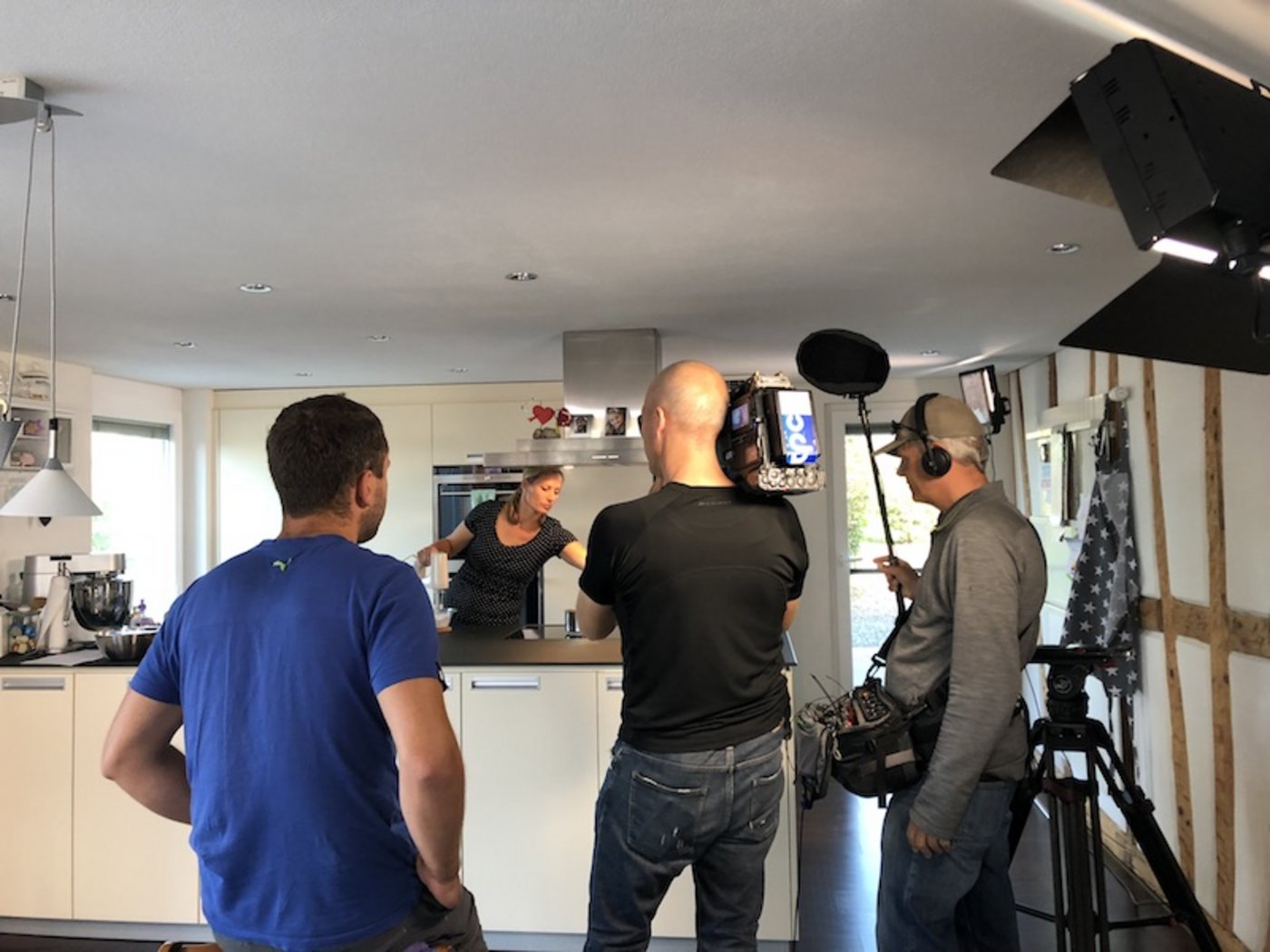 Diese Herren werden Sie in der Sendung nicht zu sehen kriegen (v. l. n. r.): Lukas Zumstein, Produktionsleiter beim Dreh, Kameramann Marco Krobath und René Alfeld, der Mann für den guten Ton beim Dreh der ersten Sendung Landfrauenküche 2018. (Bild et)