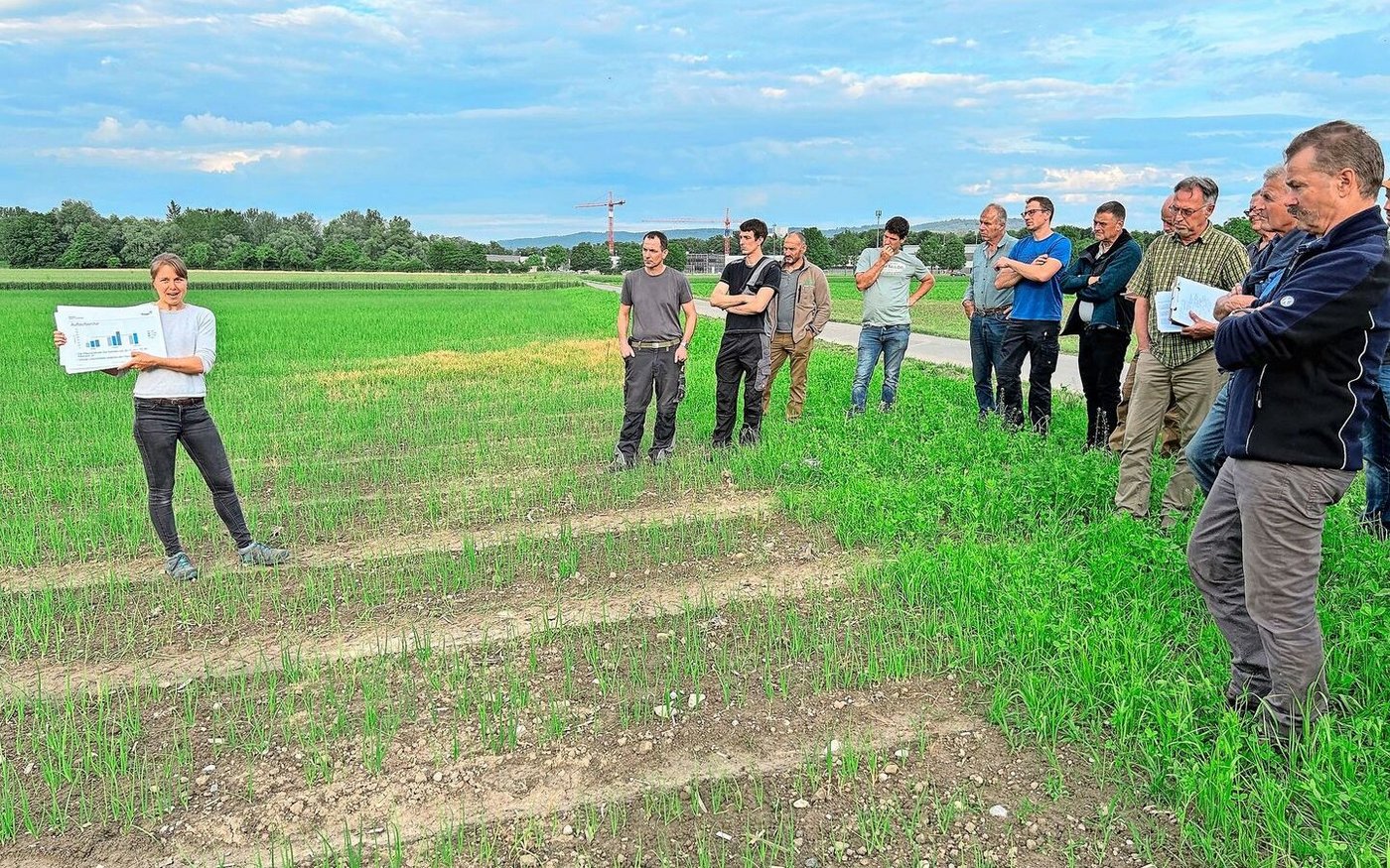 Welchen Einfluss hat die Saatstärke auf die Kalibergrösse? Antworten darauf sucht Andrea Marti (l.) vom Arenenberg. 