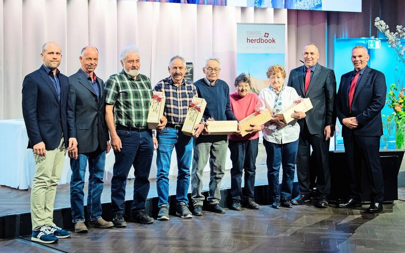 Vizedirektor Alex Barenco, Vizepräsident Adrian Weber, die geehrten Milchwäger, Präsident Markus Gerber und Direktor Michel Geinoz (v. l. n. r.) anlässlich der DV des grössten Viehzuchtverbands der Schweiz.