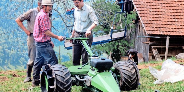 Hans Jost (r.) bei den ersten Instruktionen zu seiner Entwicklung, dem Steilhangmäher «Kolibri» in Bürglen UR.