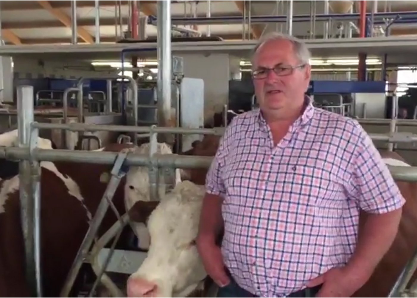 Landwirt Alfred Pirling informiert über seine ersten Erfahrungen mit dem VMS V300. (Bild Screenshot)