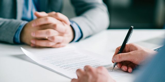 Schnell ist ein Vertrag unterzeichnet. Zurücktreten kann man davon nur, wenn innerhalb von 14 Tagen die Police oder Prämienrechnung noch nicht eingetroffen ist. (Bild IStock)