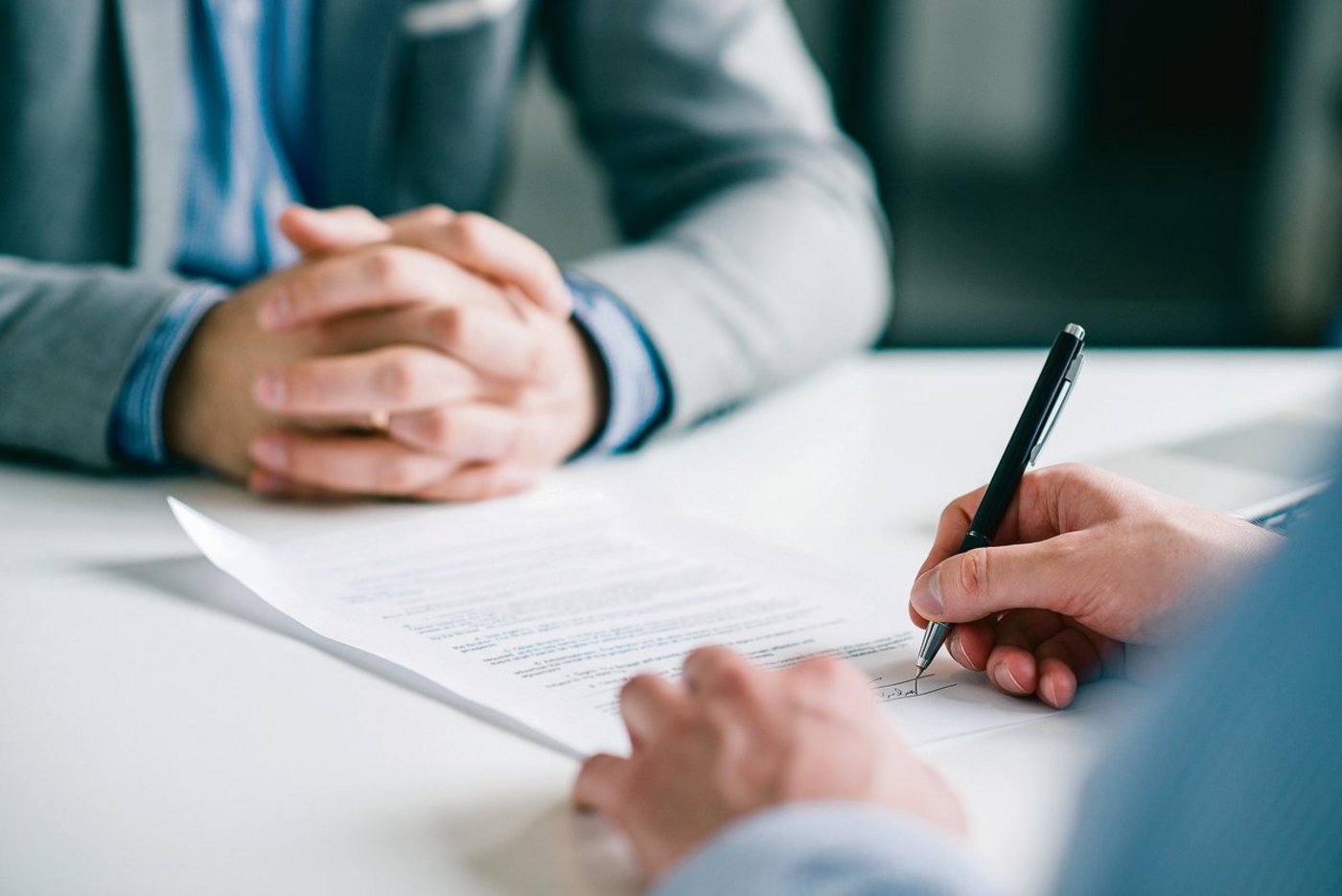 Schnell ist ein Vertrag unterzeichnet. Zurücktreten kann man davon nur, wenn innerhalb von 14 Tagen die Police oder Prämienrechnung noch nicht eingetroffen ist. (Bild IStock)