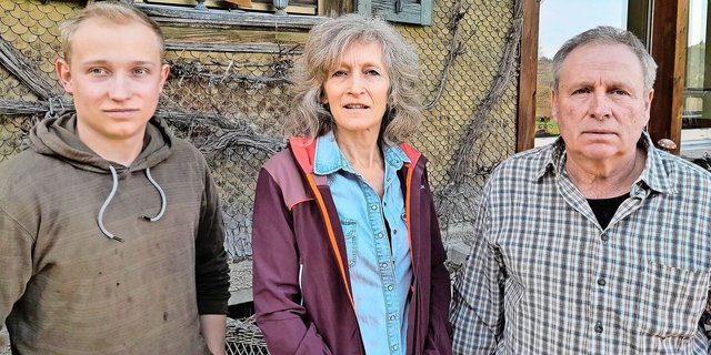 Sämi, Marietta und Bruno Koch (v. l.) vor dem Wohnhaus Seebli in Bramboden, Romoos.