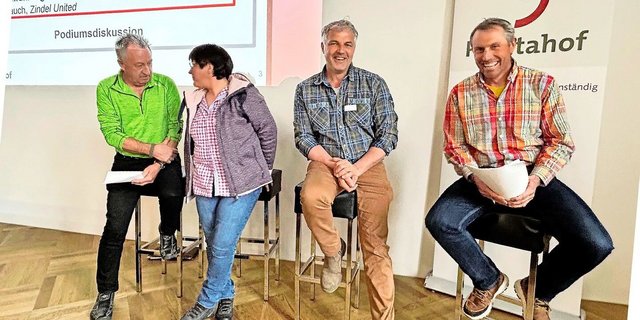 Markus Mark, Christa Buchli, Georg Florin und Fadri Riatsch (v. l.) diskutieren über die Alpwirtschaft und darüber, welche Herausforderungen Alpfunktionäre zu meistern haben. Mit steigender Regelungsdichte sind die Alpfunktionäre und Älper(innen) für immer mehr Zusatzaufgaben verantwortlich. 