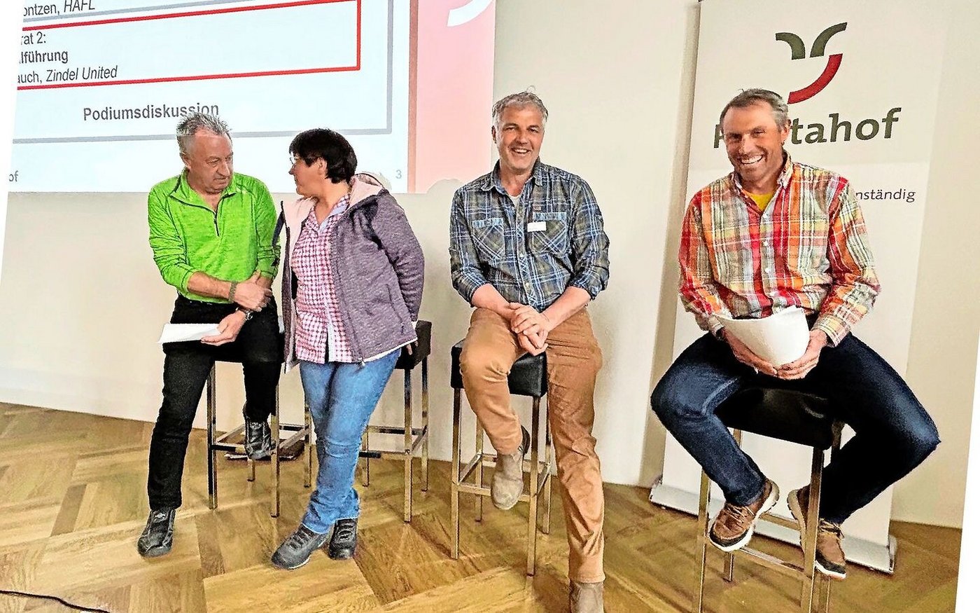 Markus Mark, Christa Buchli, Georg Florin und Fadri Riatsch (v. l.) diskutieren über die Alpwirtschaft und darüber, welche Herausforderungen Alpfunktionäre zu meistern haben. Mit steigender Regelungsdichte sind die Alpfunktionäre und Älper(innen) für immer mehr Zusatzaufgaben verantwortlich. 