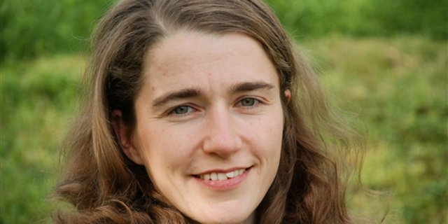 Erforscht am FiBL die mutter- und ammengebundene Kälberaufzucht: Agronomin Claudia Schneider. (Bild zVg)