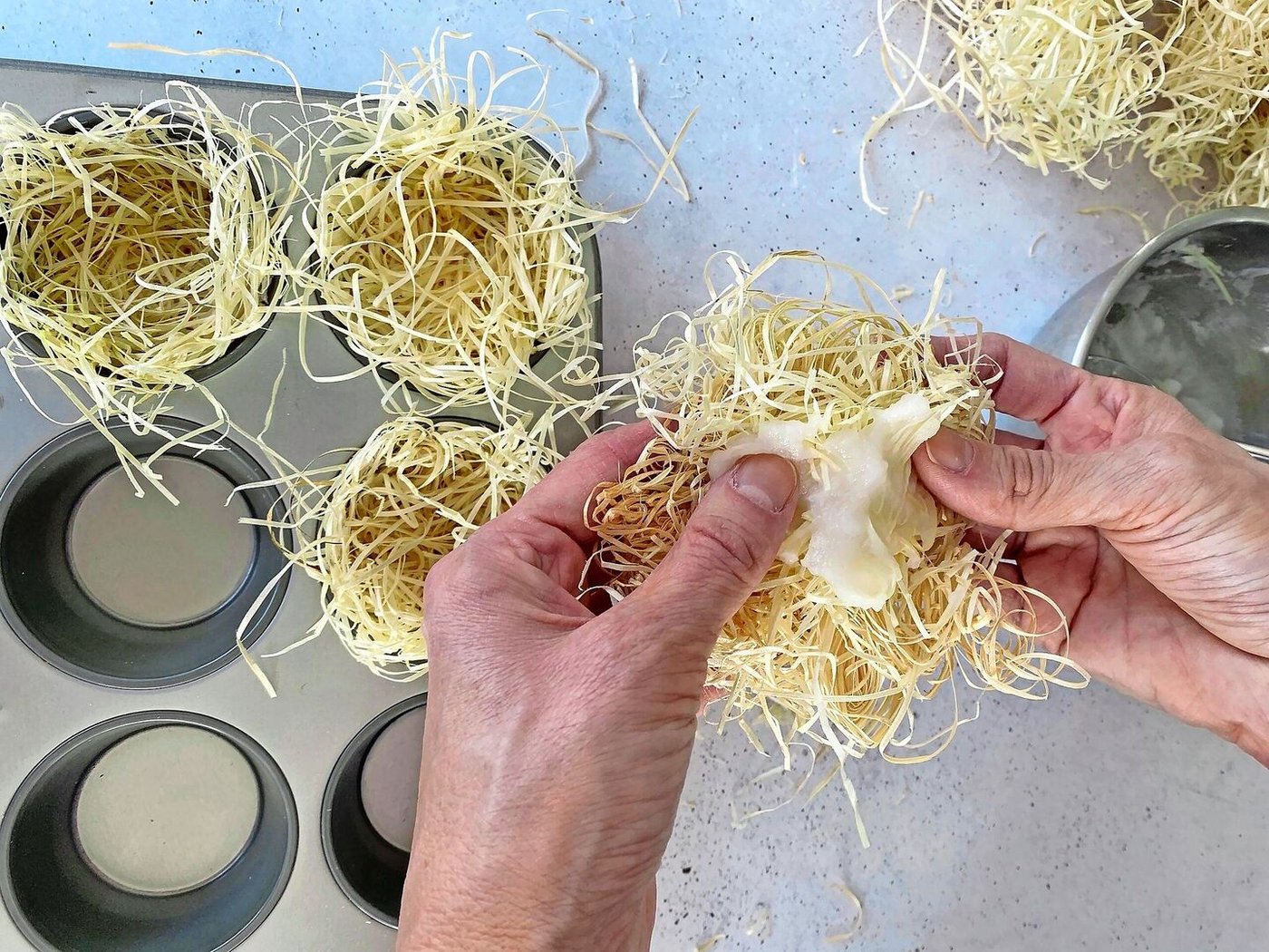 Der Kleister wird gut auf der Unterseite einmassiert.