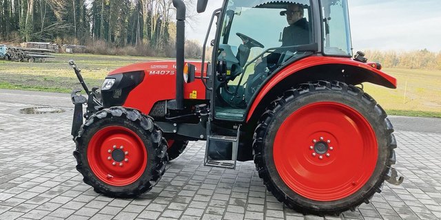 Dieser Traktor mit Lenksystem kommt auf dem Gemüsebetrieb Risch hauptsächlich zur parallelen Spurführung zum Einsatz. 