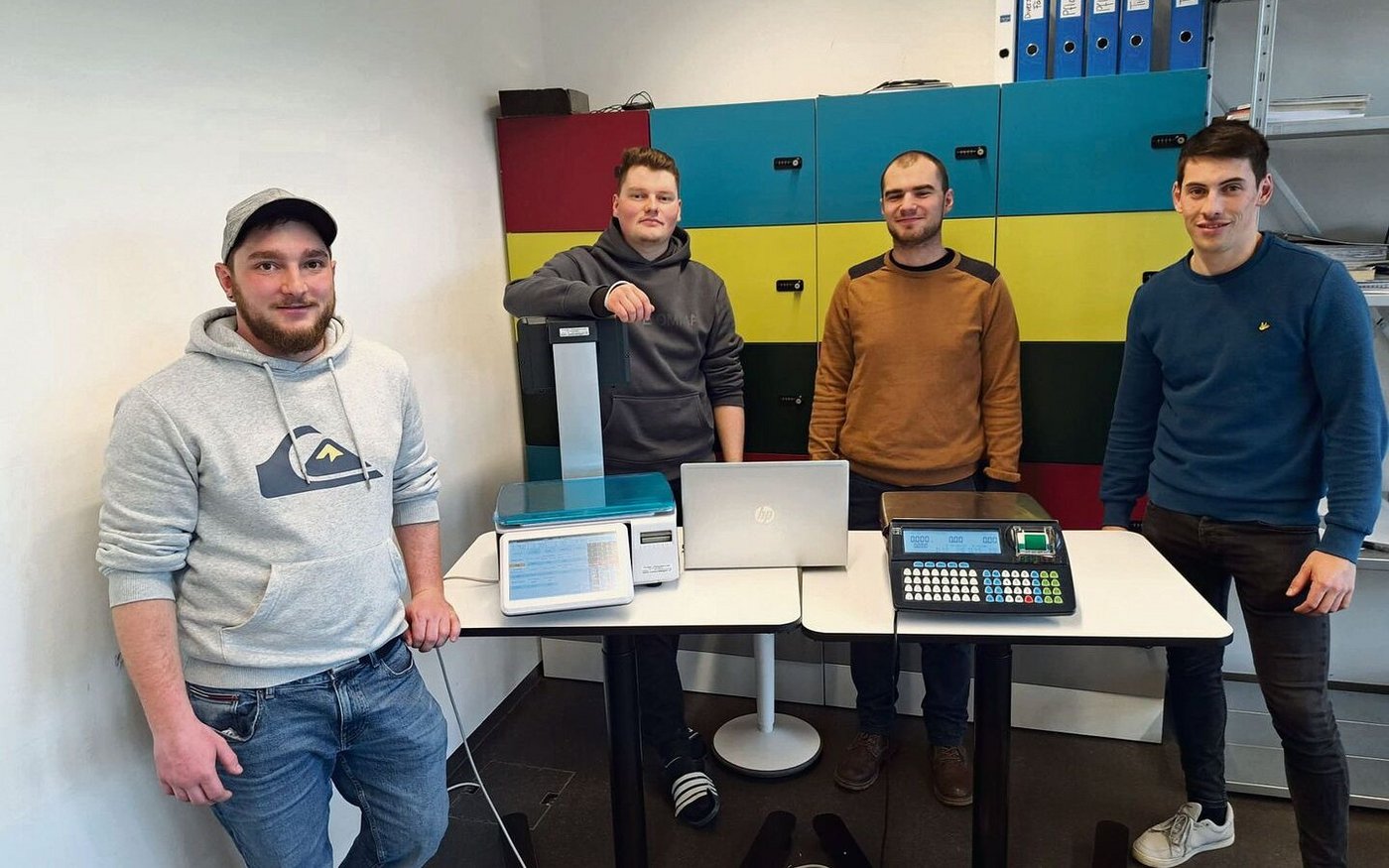 Silvan Schönholzer, Cyril Huggel, Florian Mennet und Michael Anken (v. l.) absolvieren die Agrotechniker-HF-Ausbildung am Strickhof und verglichen Waagen für den Hofladen.