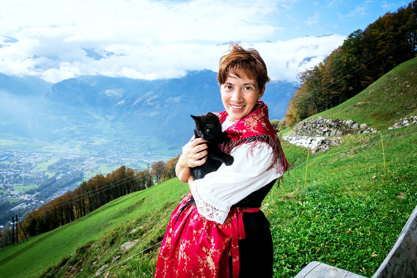 Landfrauenküche 2019 - Theres Marty Foto-Shooting in der Natur mit Ihrer Katze (Bild: SRF/Ueli Christoffel)