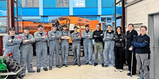 Das Schiltrac-Team sei der Schlüssel zum Erfolg des Zentralschweizer Unternehmens, sagt Geschäftsführer Peter Barmettler (5. von links). Die junge Generation erlebe er als motiviert, praxisnah und offen für neue Lösungen. 
