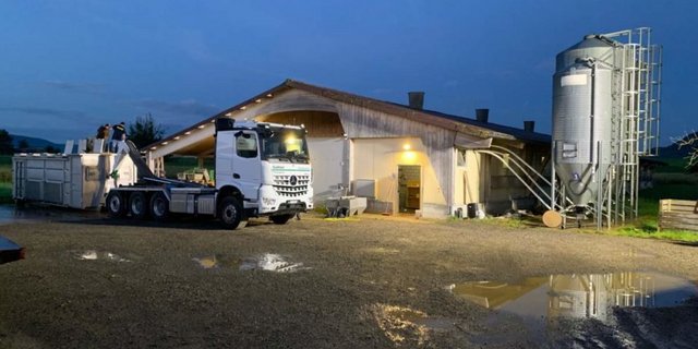 Die meisten Hühner waren beim Eintreffen der umgehend alarmierten Einsatzkräfte bereits ertrunken. (Bild Kapo SH)