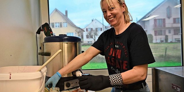 Yvonne Tschachtli füllt Brombeerkonfitüre ab. Aus zeitlichen Gründen friert sie das Obst während der Erntesaison ein und kocht die Konfitüre nach und nach bei Bedarf.  