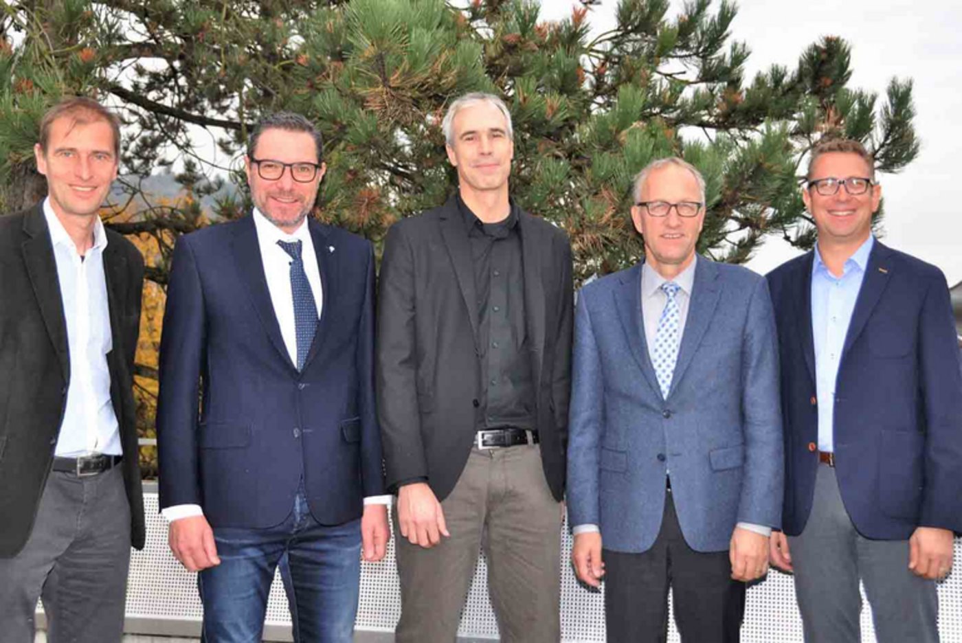 Haben Kodex unterzeichnet (v.l.): Stefan Kohler (BOM), Paul Steiner (UFA), Stefan Kausch (Sojanetzwerk), Peter Hegglin (BOM) und Christian Oesch (VSF). (Bild zVg)