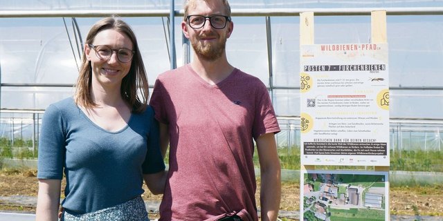 Céline Bienz erstellte den Wildbienenpfad rund um den Biobetrieb ihres Partners Severin Klötzli. Er unterstützte sie auch bei der Errichtung der Informationstafeln.
