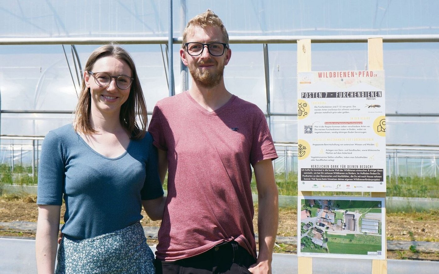 Céline Bienz erstellte den Wildbienenpfad rund um den Biobetrieb ihres Partners Severin Klötzli. Er unterstützte sie auch bei der Errichtung der Informationstafeln.