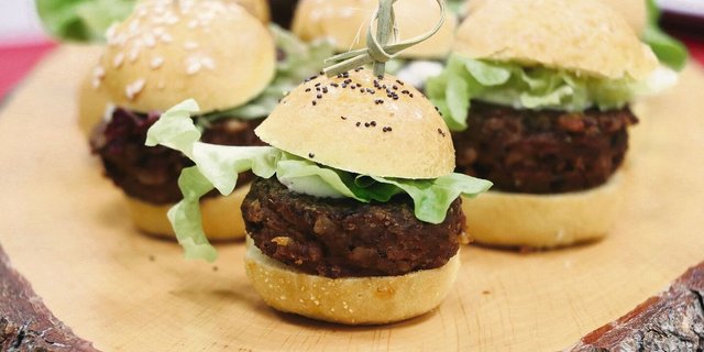 Schwarze Bohnen sind der Rohstoff für diese Burger, das Rezept dazu gibt es unten.