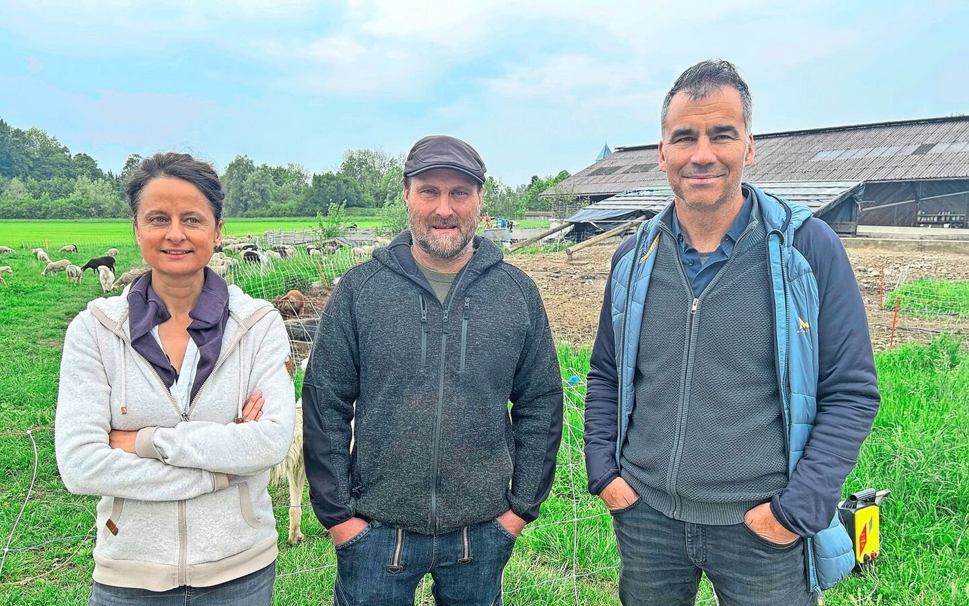 Riccarda Lüthi, Bruno Zähner und Daniel Mettler (v. l.) organisierten die Schafhirtentagung, die auf Zähners Hof in Illnau stattfand. 