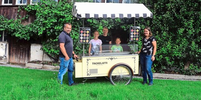Stolz auf ihr Teschelatti-Vehikel sind Ernst und Monja Brunner mit den Kindern Selina, Ernst und Samira (v.l.). Auf dem Bild fehlt Tochter Angelina. Mit dem mobilen Glacestand vermarkten Brunners 20 Glacesorten. 