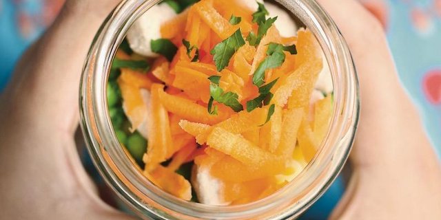 Warme Nudelsuppe für unterwegs. (Bilder Claudia Schiling, AT Verlag)