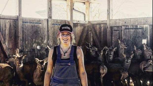 Selina Rieder im Stall bei den Hirschen. (Bild Selina Rieder)