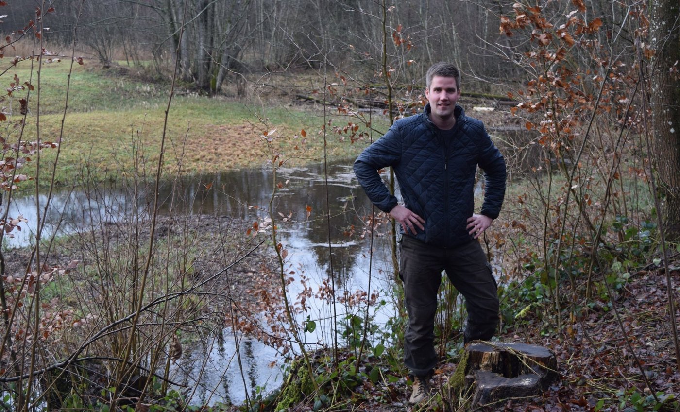 Adrian Zysset in einem Waldstück, wo die Glatt ursprünglich einmal durchfloss. Eine Renaturierung auf dieser Seite der Glatt sei wassertechnisch nicht machbar, behauptet das Awel. (Bild sgi)