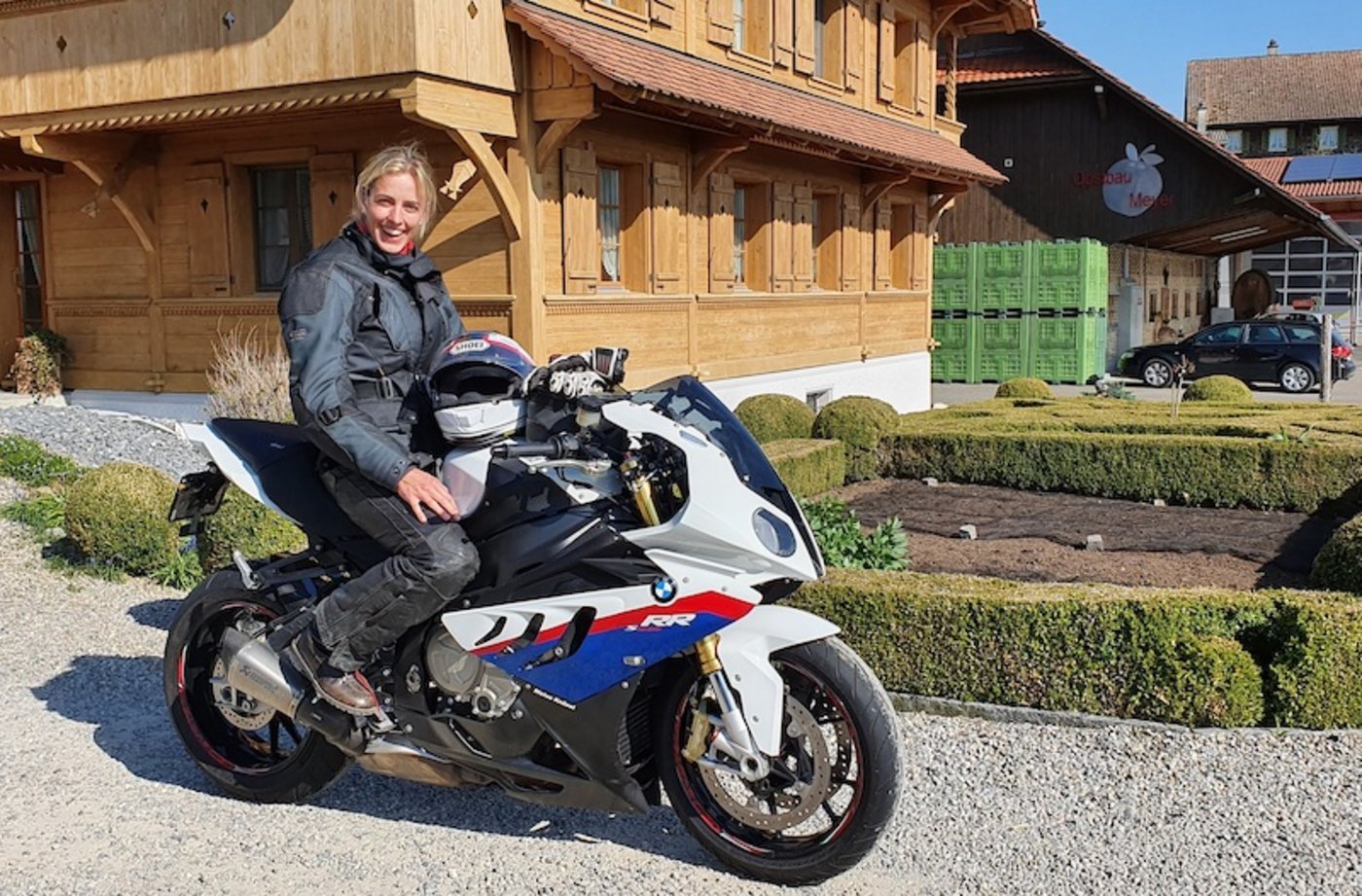 Daniela Meyer fährt leidenschaftlich gerne Motorrad. Sie war auch schon mit Jacques Cornu, dem erfolgreichen Schweizer Motorradrennfahrer, unterwegs. (Bilder Marie-Isabelle Bill)