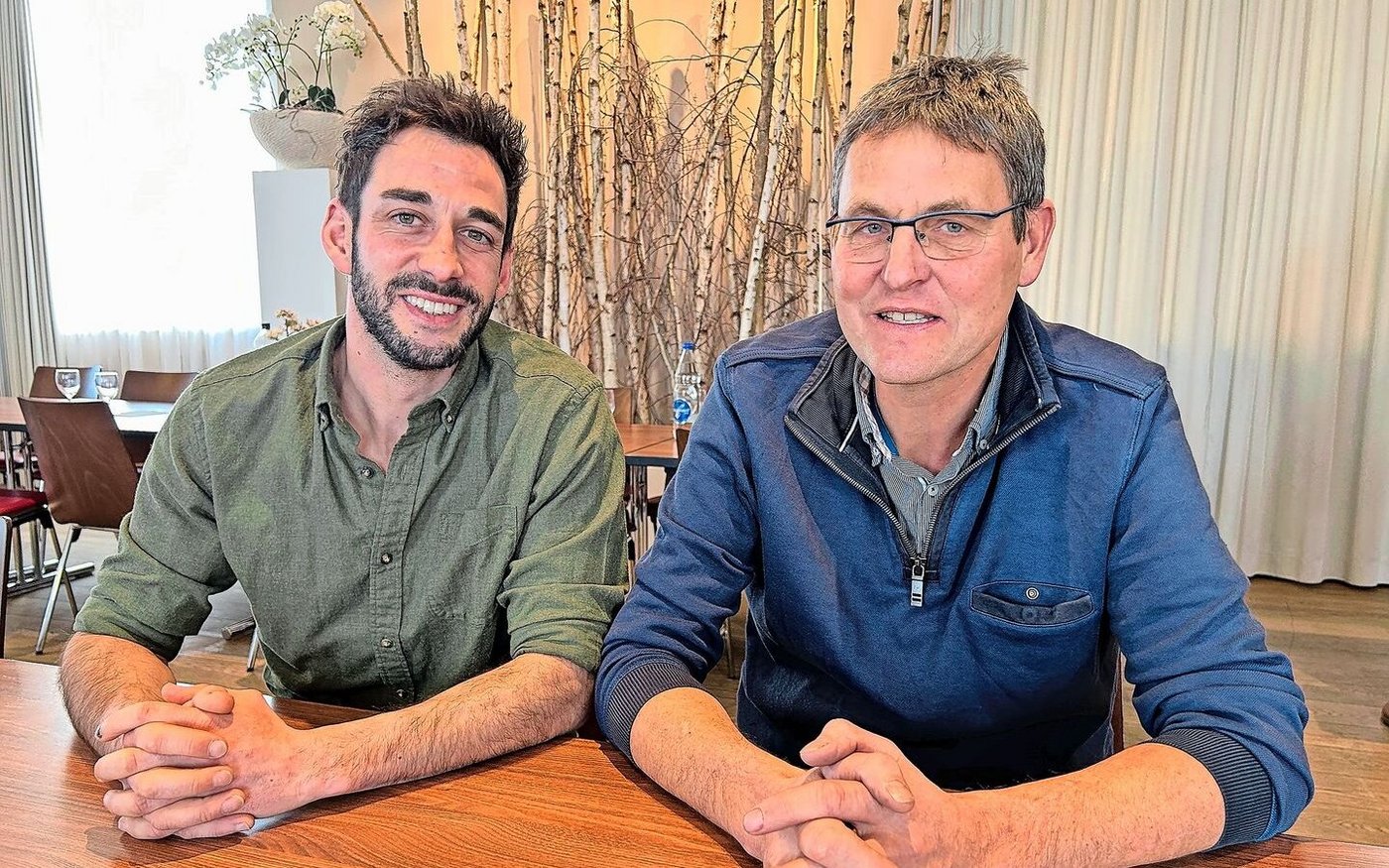 Philipp Angehrn (l.), St. Galler Obstverband, Bruno Eschmann (r.), Präsident des Produktzentrums Kirschen/Zwetschgen SOV/Swisscofel.