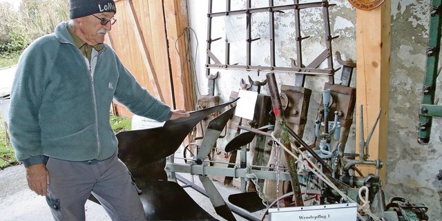 Speziell liegen Sepp Schneider die Pflüge vom Andelfinger Schmiedemeister Albert Schmid am Herzen.(Bilder Roland Müller)