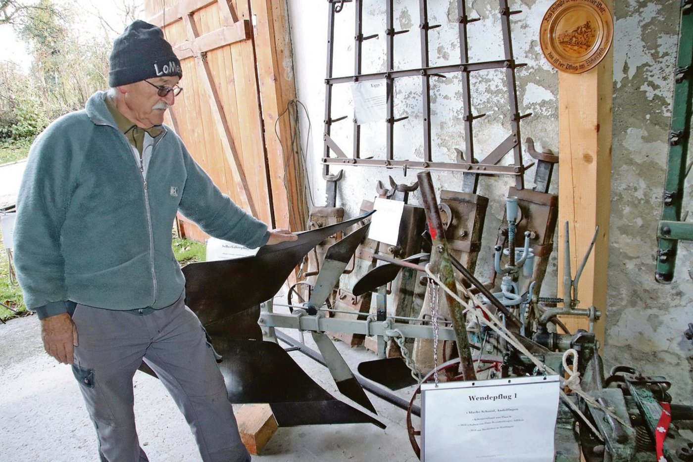 Speziell liegen Sepp Schneider die Pflüge vom Andelfinger Schmiedemeister Albert Schmid am Herzen.(Bilder Roland Müller)