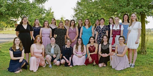 «Uf und dervo» in Richtung Berufswelt ging es für die Absolventinnen nach der Schlussfeier von Mittwochabend.