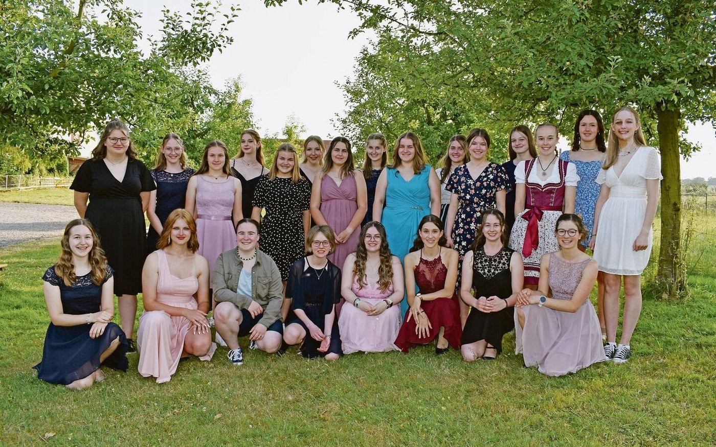 «Uf und dervo» in Richtung Berufswelt ging es für die Absolventinnen nach der Schlussfeier von Mittwochabend.