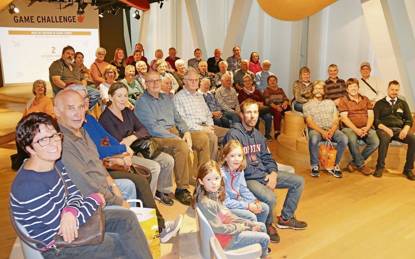 Nach dem Fabrikrundgang, wo vor Eintritt Handys, Taschen, Schmuck oder Rucksäcke abgegeben werden mussten, versammelte sich die Reisegesellschaft im Informationszentrum.