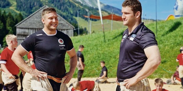 Curdin Orlik (links) trainiert «eigentlich nie» mit seinem Bruder Armon. Für den Nachwuchs sind die beiden in Wildhaus gewesen und haben zu Lernzwecken zusammengegriffen.