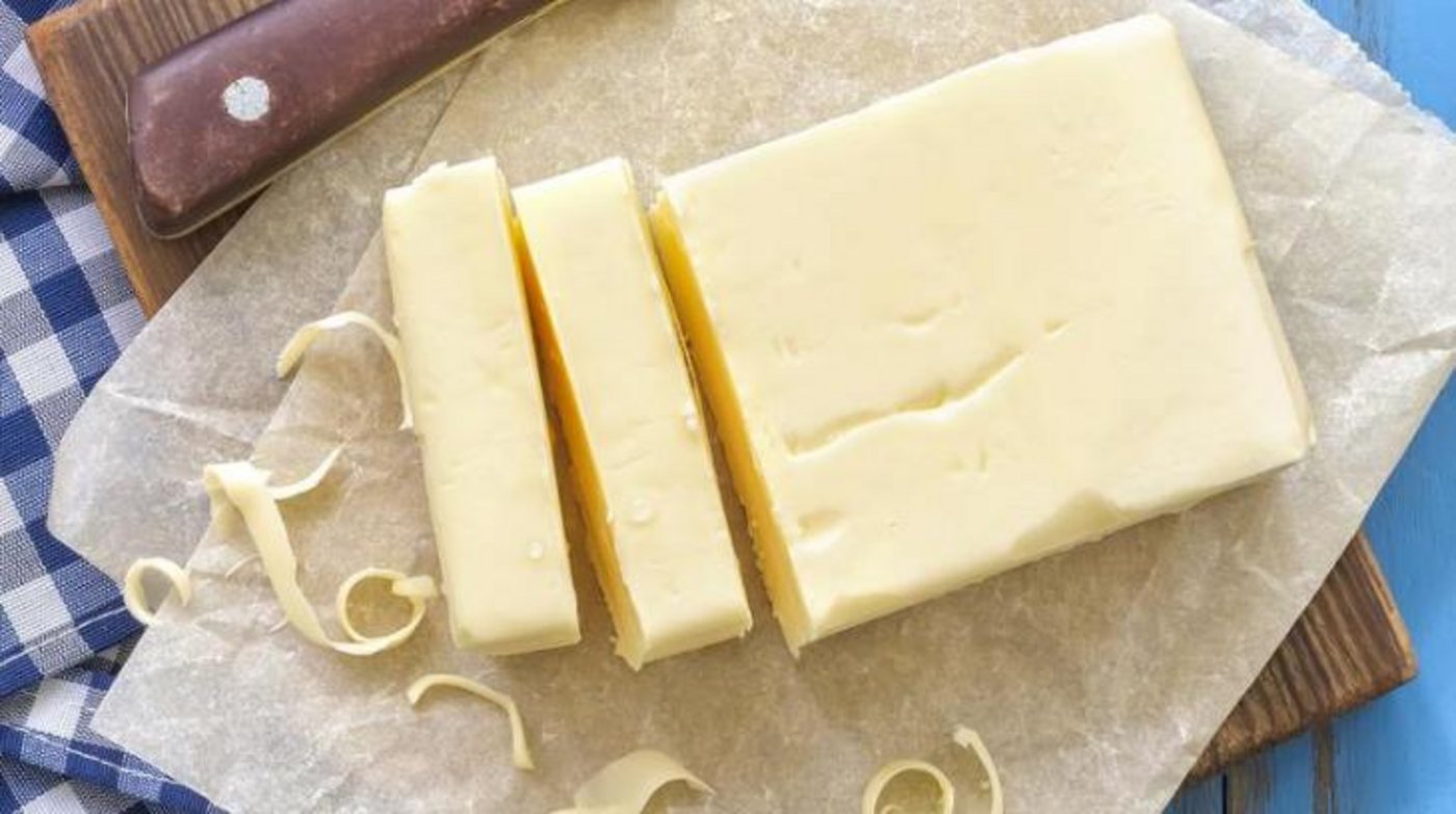 Lange auf dem Berg verschrien, nun zur Mangelware geworden. Butter kommt nicht nur hochoffiziell ins Land, sondern auch relativ leise für Exportware via Veredelungsverkehr. (Bild BauZ/Adobe Stock)