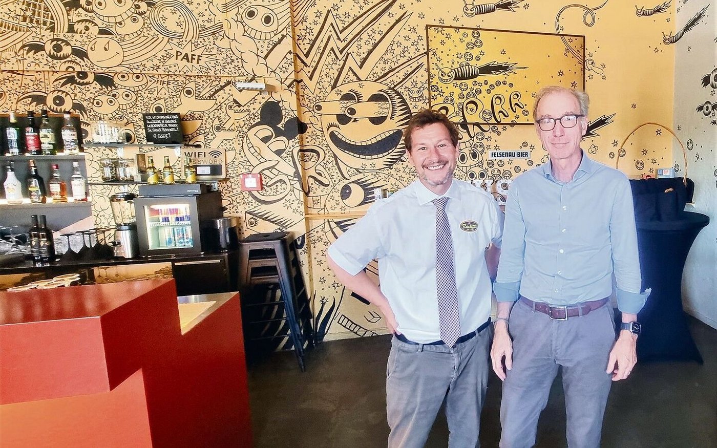 Geschäftsführer Jürg Kriech (l.) und Präsident Jürg Simon an der DV im Bierhübeli Bern. Mit diesem besteht eine Raclette-Partnerschaft.