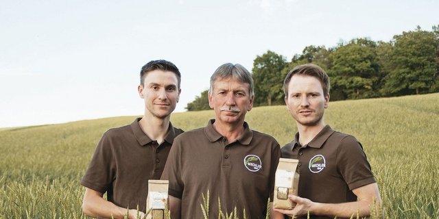 Armin Mechler (Mitte) bewirtschaftet mit seinen Söhnen Julian (links) und Fabian (rechts) einen Nebenerwerbsbetrieb in der Region Franken. Auf 10 ha bauen sie eine alte Dinkelsorte für die Grünkernproduktion an. 