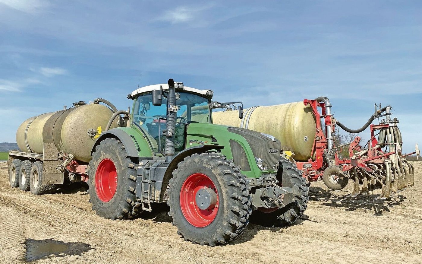 Beim Gülle ausbringen geht es rasant zu und her. Eine Fahrzeugkombination bringt aus, zwei weitere bringen Gülle aufs Feld, umpumpen und weiter gehts. 