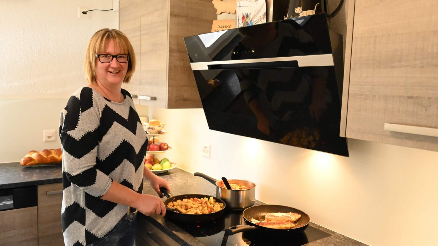 Andrea Wyss ist Bäuerin und steht täglich am Herd. Über den Pfannen prangt hier übrigens ein moderner Dampfabzug – kein Fernseher. (Bild Sarah Wyss)