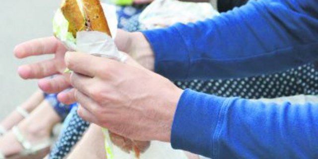 Unterwegs sein heisst auch, sich unterwegs verpflegen. Menschen essen an verschiedensten Orten: Im Park, auf Treppenstufen oder im Zug. Sandwiches oder Convenience-Produkte sind sehr beliebt. (Bild BauZ)