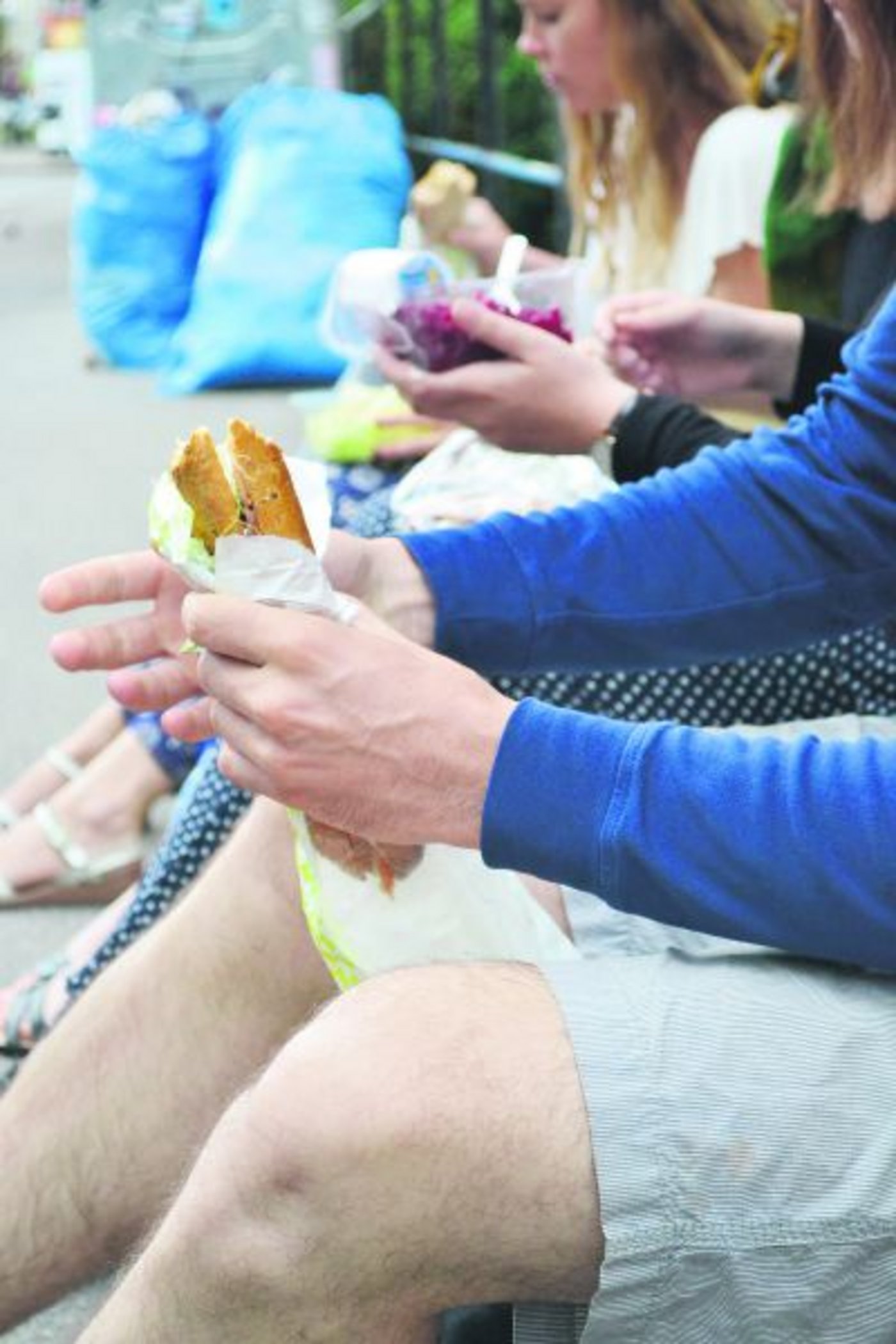 Unterwegs sein heisst auch, sich unterwegs verpflegen. Menschen essen an verschiedensten Orten: Im Park, auf Treppenstufen oder im Zug. Sandwiches oder Convenience-Produkte sind sehr beliebt. (Bild BauZ)