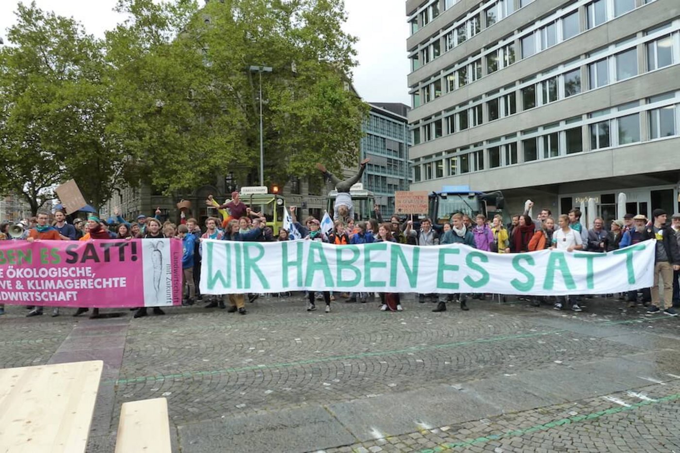 Die zumeist jungen Demonstrierenden wurden von drei Traktoren begleitet. Zwei vom Zirkus Chnopf und jenem der Solwai Ortoloco in Dietikon ZH (Bild jsc)