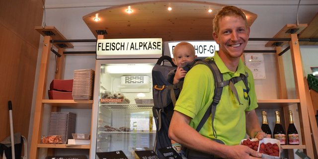 Beerenpflanzer Florian Kuhn mit Tim im Hofladen. (Fotos Armin Emmenegger)