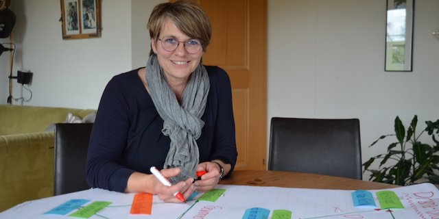 Esther Stricker bereitet ein Flipchart für ihren Kurs «kollegiales Coaching für Bäuerinnen» vor. Ihr ist wichtig, dass die Frauen gut vernetzt sind und sich gegenseitig stärken. (Bild Isabelle Schwander)