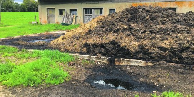 Miststock mit Saftabfluss im Berner Jura. Solche Mängel sollen künftig mit einer Kürzung der Direktzahlungen sanktioniert werden, wenn diese nicht kurzfristig behoben werden. (Bild Josef Scherer)